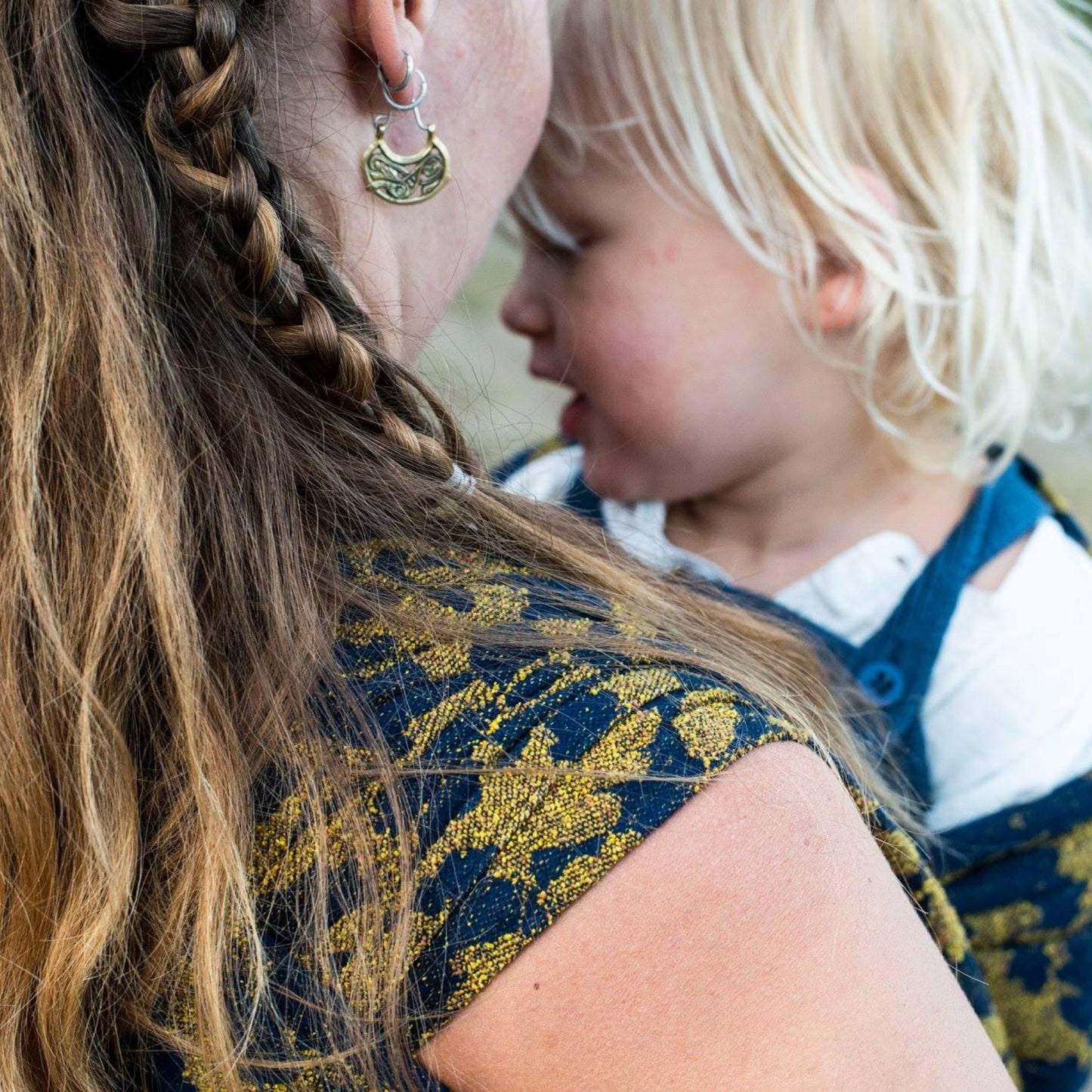 Eik the Acorn ring sling in silk blend